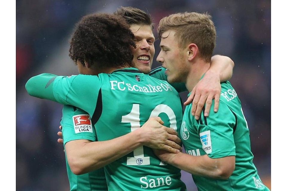 Schalkes Leroy Sane (M) bejubelt seinen Treffer zum 1:1 mit Klaas-Jan Huntelaar (M) und Max Meyer. Foto: Jörg Carstensen