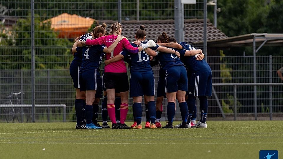 Die Fußballerinnen der FSG Kickers Mörfelden/Nauheim im Teamkreis.