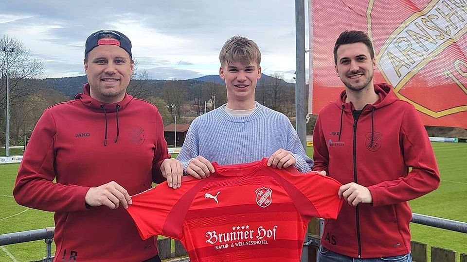 Die DJK-Abteilungsleiter Lukas Riedl (links) und Andreas Sturm (rechts) mit Neuzugang Maximilian Kastl, der sich dem Arnschwanger Bezirksligisten anschließt.