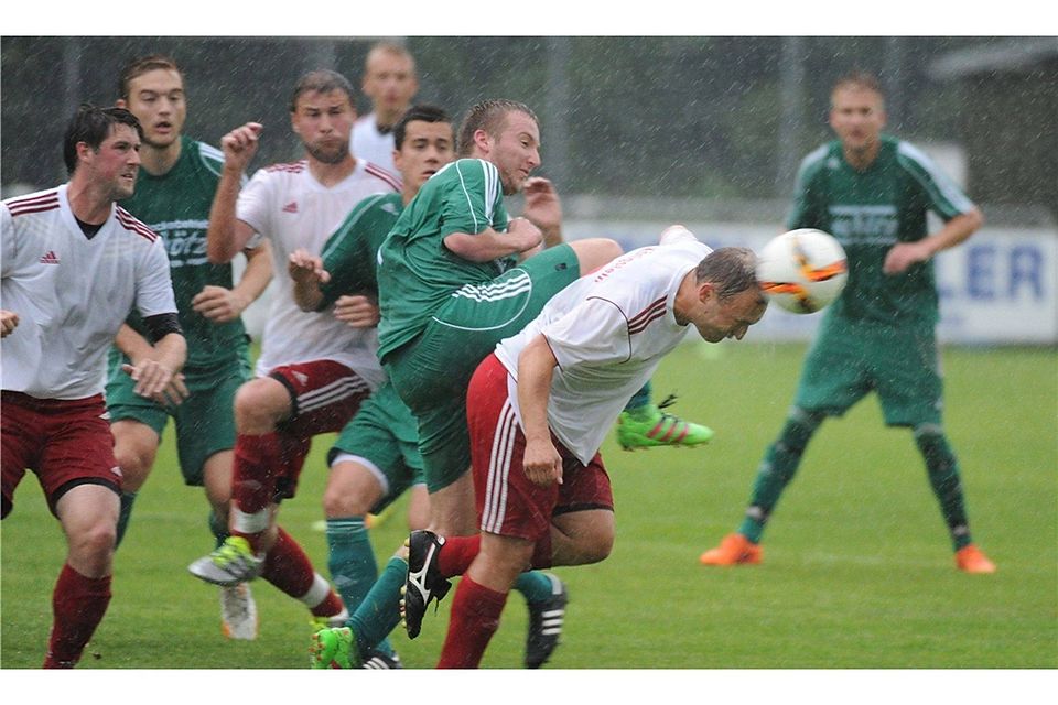 So ein Sauwetter – doch der 1. FC Rieden (in Grün) hat im Auftaktspiel gegen den TSV Königstein die Übersicht nicht verloren. Foto: Baier