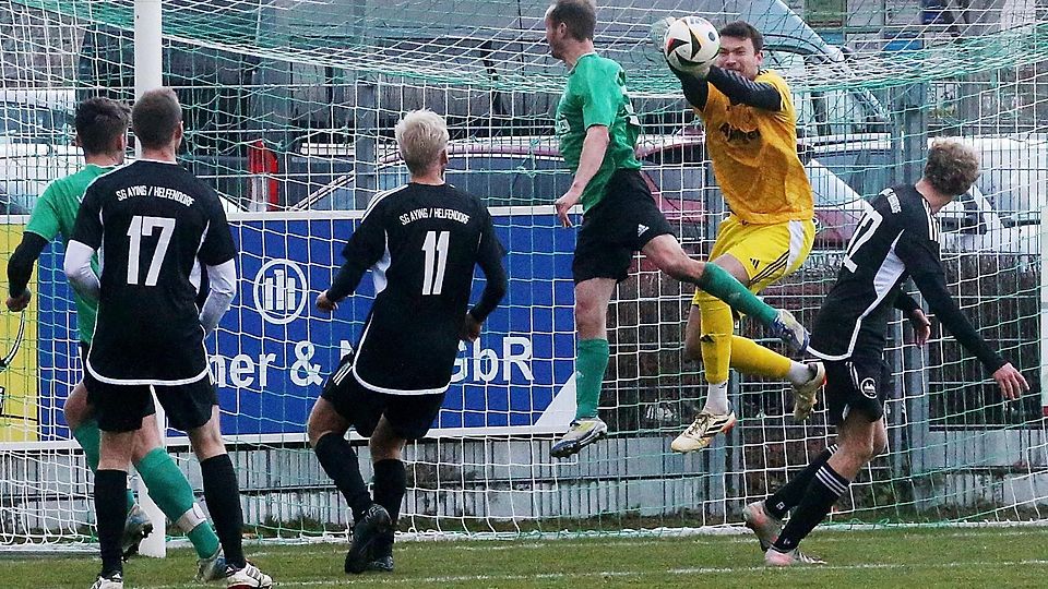 Aying zerstört das Spiel erfolgreich, und bei Leo Gergs (Mitte) Chance ist Keeper Leonhard Oswald zur Stelle.