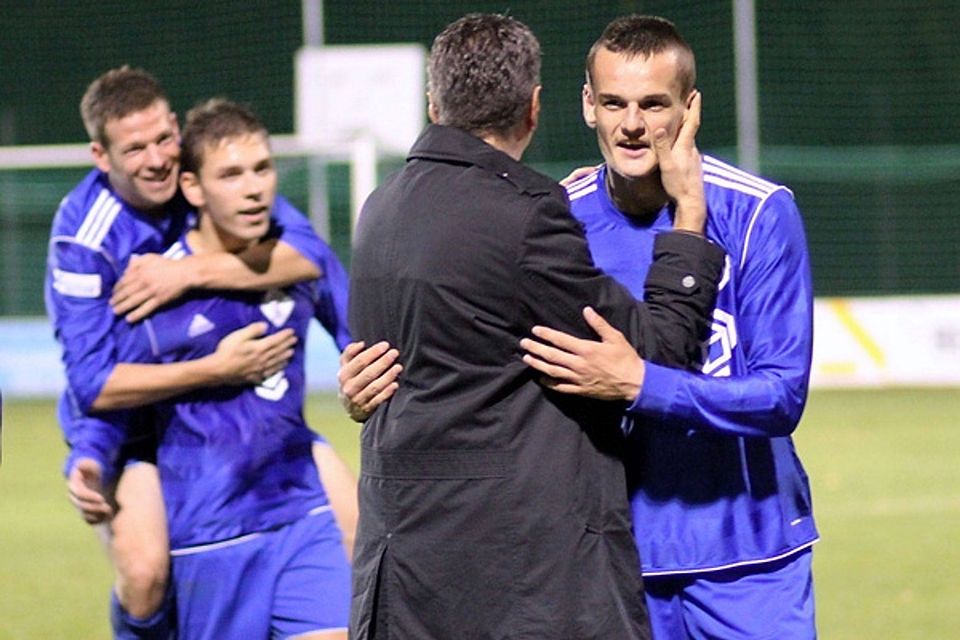 Die Viktoria feiert: Coach Abbruzzese beglückwunscht den Torschützen zum 3:0 Adnan Murtic. F: Gross