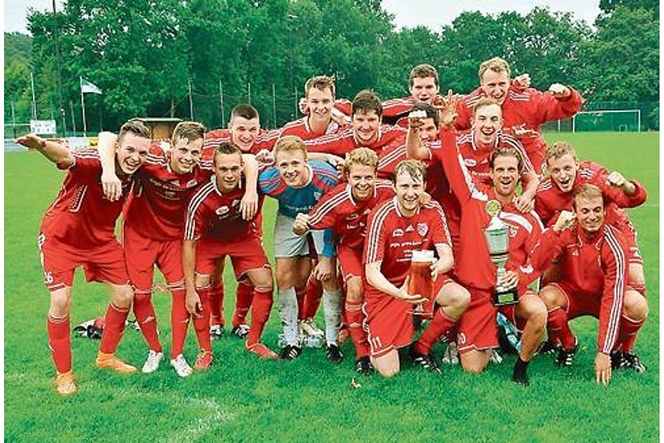 Ließen der Konkurrenz keine Chance und holten den Pokal: die Fußballer des SVE Wiefelstede Matthias Hollmann