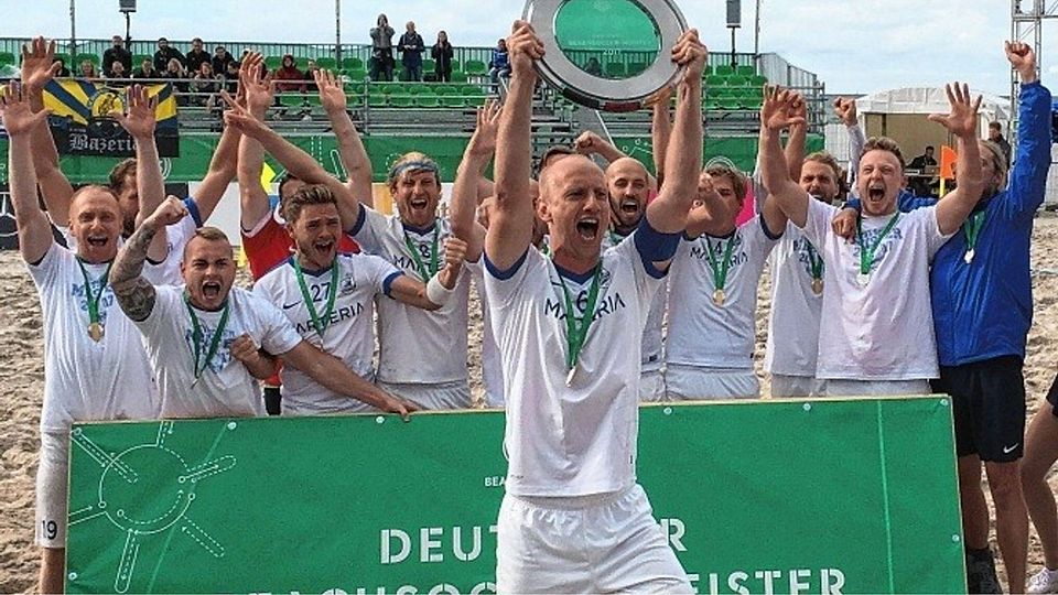 Da ist das Ding: Robben-Kapitän Tim Kautermann reißt unter dem großen Jubel seiner Teamkollegen die Meisterschale des Deutschen Fußball-Bundes in die Luft. Kim Zeidler