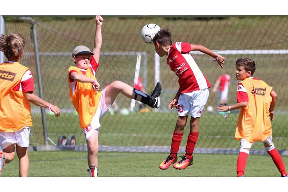 Spaß und Action haben die Kinder in der Fußballschule der Sportfreunde Siegen. Fotos (2): Verein