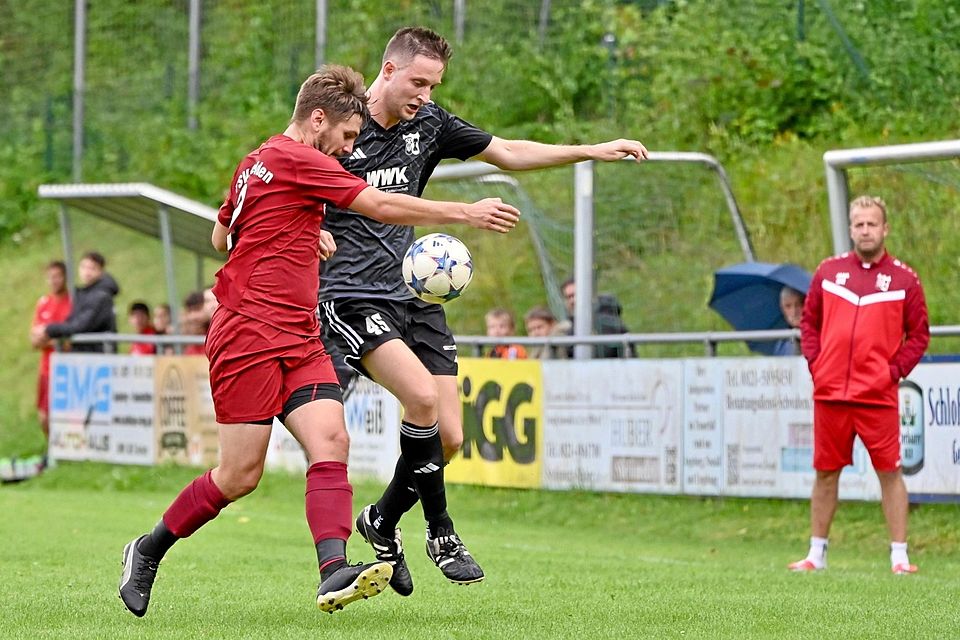 Rene Pietrek (rechts) hatte den SV Ottmarshausen in Führung gebracht, Moritz Vermeulen (links) leitete die Wende zu Gunsten des TSV Welden ein. Rechts SVO-Trainer Oliver Haberkorn.