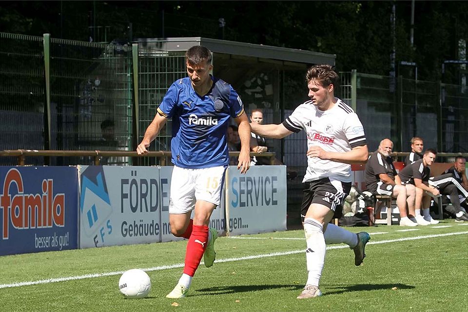 Hinspiel - Tim Ottilinger (Holstein Kiel II) am Ball gegen Leon Nagorny (Preußen Reinfeld).