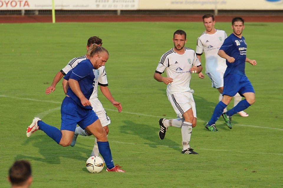 Branden Stelmak (blau/am Ball) hier einst mit dem FC Eilenburg bereits gegen Union aktiv.