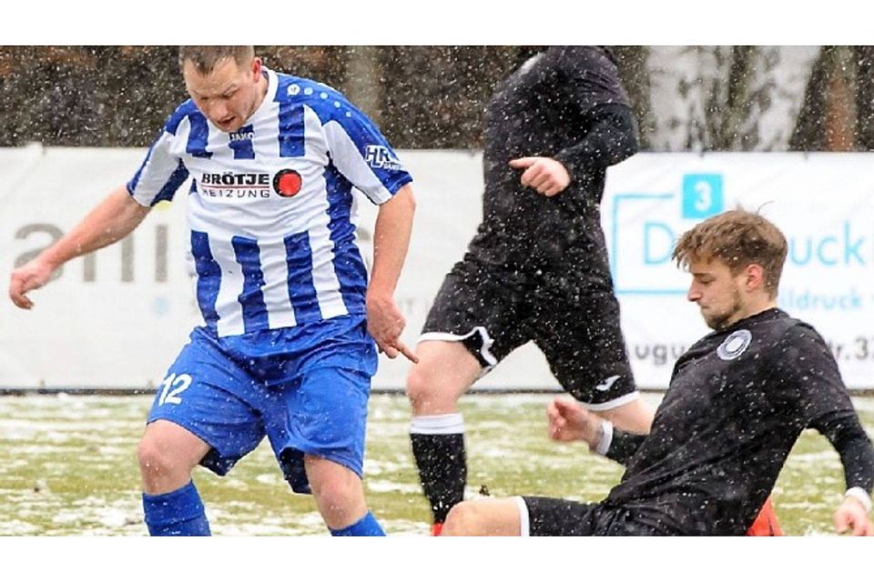 Duell im Schneetreiben: Briesens Kevin Schübler (links) versucht, den Ball vor Niklas Gebauer vom BSC Blankenfelde-Mahlow zu retten  ©Andreas Hoffmann