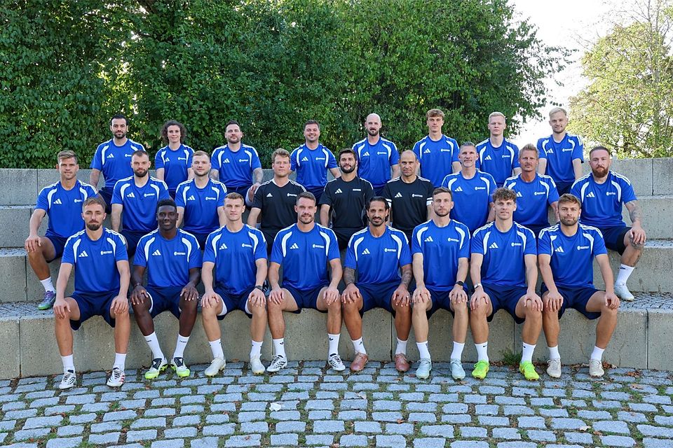 Illustre Runde: Die 24 Teilnehmer des BFV-Sonderlehrgangs und die Trainer haben sich zu einem Gruppenfoto in der Sportschule Oberhaching eingefunden. 