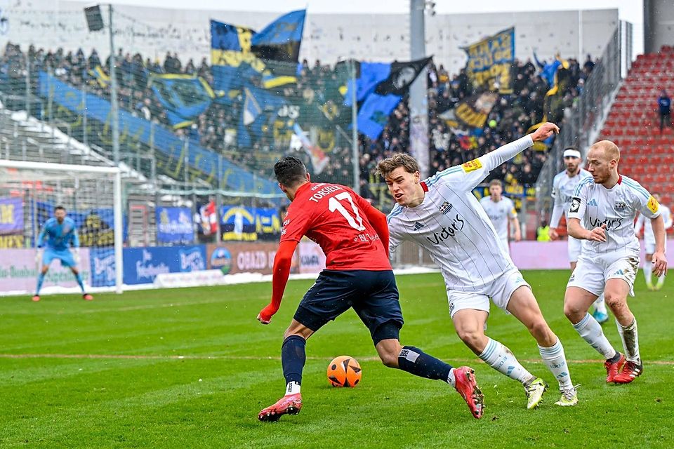 Torsiello (l.) entwischt im Spiel gegen Saarbrücken ein ums andere Mal der gegnerischen Verteidigung und sorgte für die gefährlichsten Hachinger Offensivaktionen