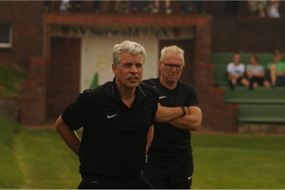 Konnten zufrieden sein:Surwolds Coach Hermann-Josef Bruns (links) und sein Co-Trainer Martin van der Pütten. Foto: Dirk Hellmers
