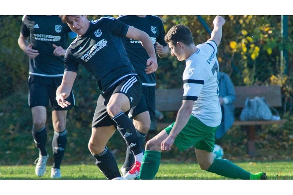 Dynamisch in diesen Zweikampf mit einem Waldramer geht Jonas Betzler (r.) vom TSV Brunnthal. ROBERT BROUCZEK
