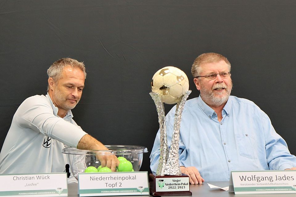 U 17-Nationaltrainer Christian Wück (links) zog gemeinsam mit Wolfgang Jades (rechts), Vorsitzender des FVN-Verbandsfußballausschusses, die Achtelfinal-Paarungen.