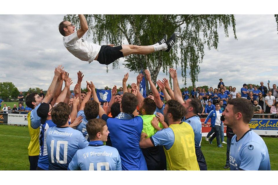 Nach dem 3:2-Pokal-Finalerfolg Alb über den SV 03 Tübingen II wurde auf Seiten des SV Pfrondorf kräftig gefeiert.  Grundler