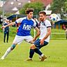 Silas Zehnder (weißes Trikot) vom SV Hummetroth im Duell mit Luca Schüßler von der SG Langstadt/ Babenhausen.