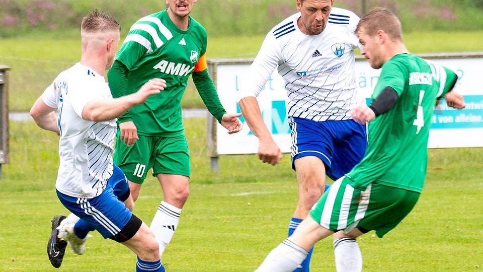 Bitteres Derby für Hartpenning: Warngau (in Grün) ließ mit dem 2:1-Sieg die Aufstiegschancen sinken.