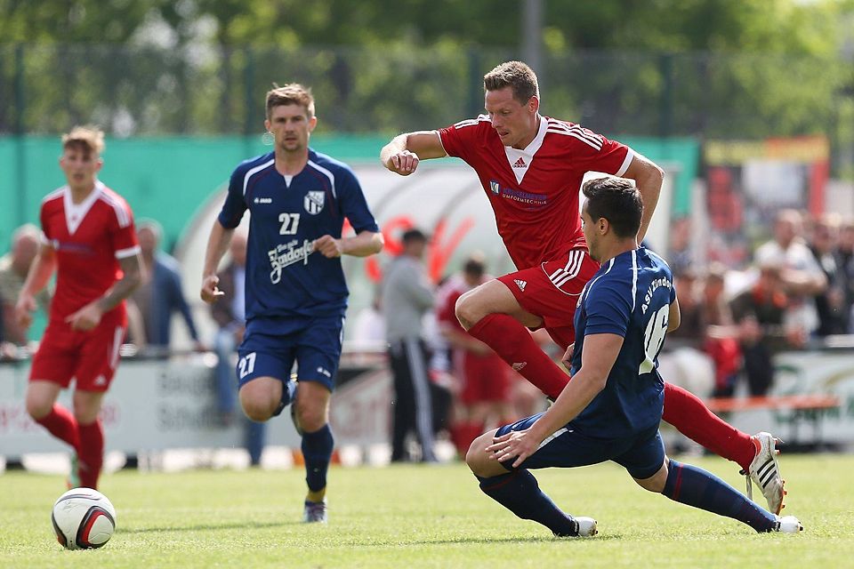 Rainer Lehnemann (rot) wurde im Spiel gegen den FC Stein in der 18. Minute eingewechselt und hätte dadurch nicht mehr in der Konrburger Reserve spielen dürfen. F: Zink