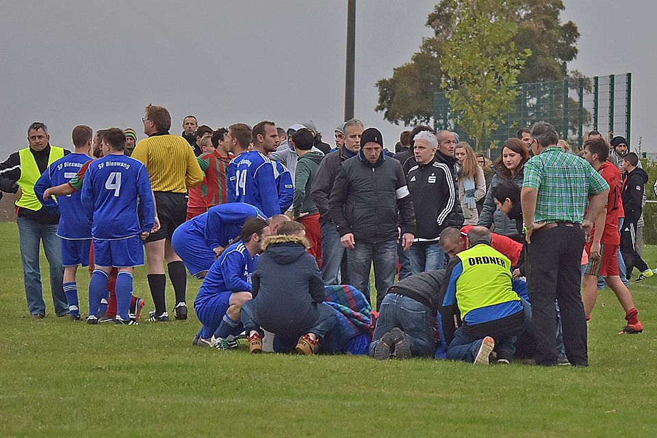 Vollversammlung am Fußballplatz: Am Ende des Spiels Bieswang gegen Pappenheim kam es zu tumultartigen Szenen. Foto: Peter Prusakow