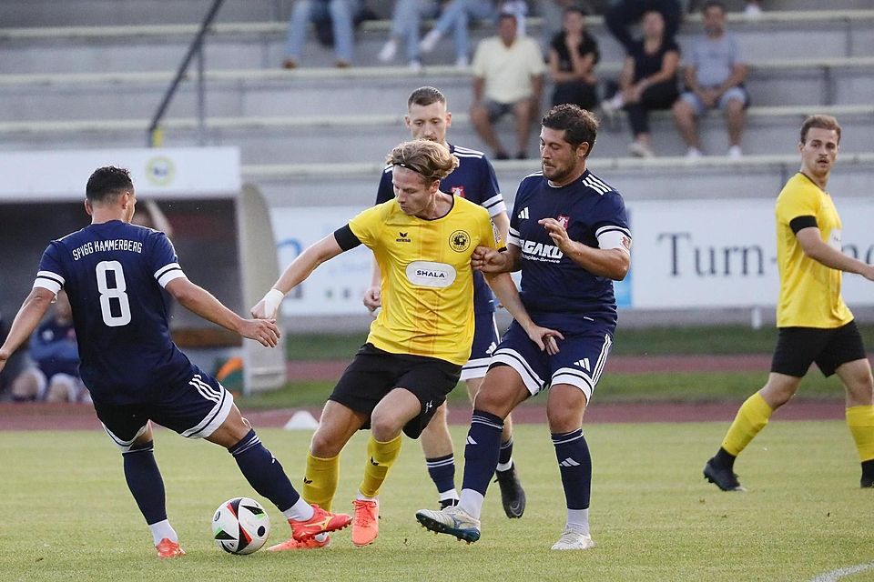 Kompaktheit ist Trumpf: Die SpVgg-Fußballer um Robert Villand (l.) und Alexander Nefzger (r.) ließen den Gastgebern aus Freising wenig Raum zur Entfaltung.
