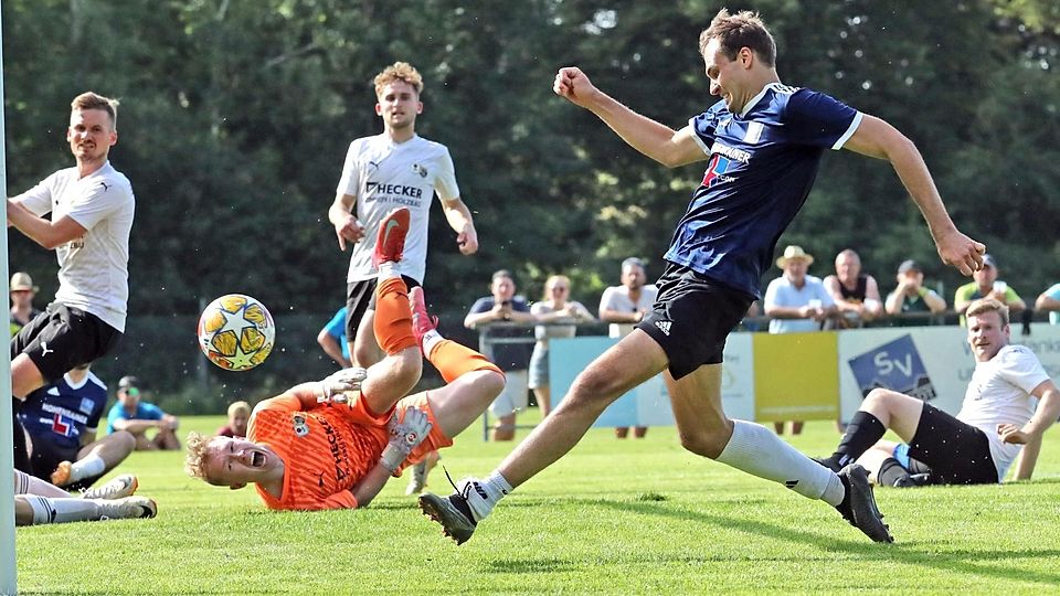 Tüßlings Keeper weiß: Das war‘s. Maximilian Schwinghammer netzt zum alles entscheidenden 2:0 ein.
