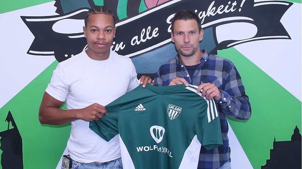 Dominik N´gatie (li.) hat sich dem 1. FC Schweinfurt 05 angeschlossen und wird vom Sportlichen Leiter Andreas Brendler begrüßt.