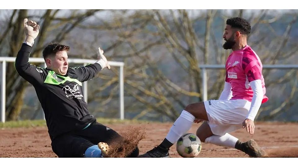 An Mika Messerschmidt war für Wassim Youssef (r.) und seine Altenkirchener kein Vorbeikommen: Der Ehringshäuser Schlussmann avancierte mit einem gehaltenen Strafstoß in der Nachspielzeit zum Matchwinner beim 1:0-Erfolg. © Isabel Althof