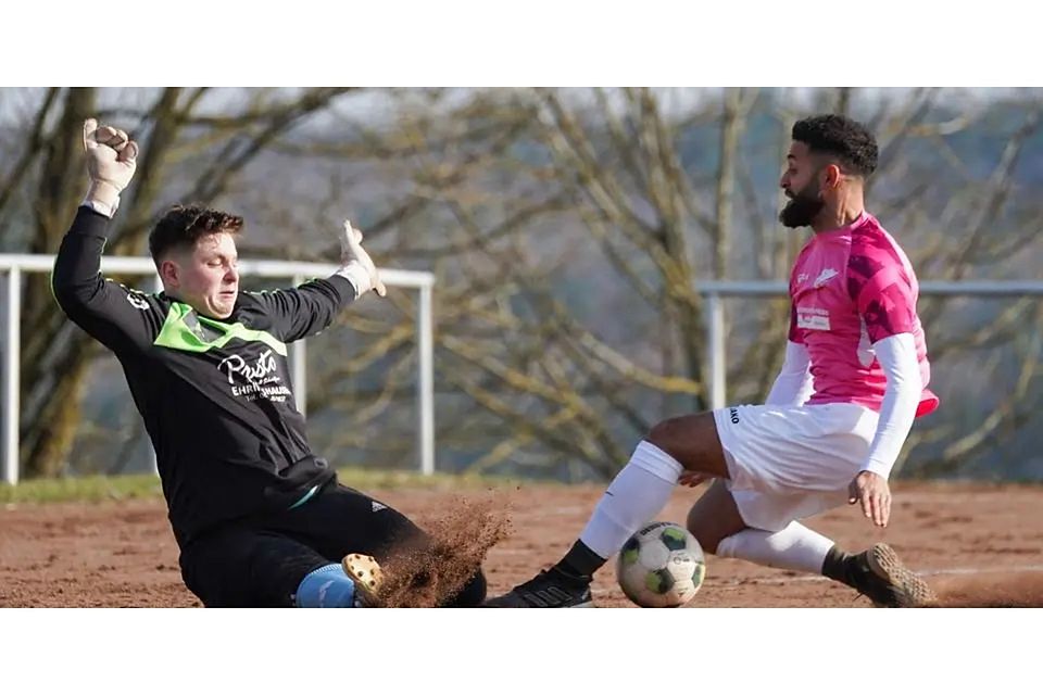 An Mika Messerschmidt war für Wassim Youssef (r.) und seine Altenkirchener kein Vorbeikommen: Der Ehringshäuser Schlussmann avancierte mit einem gehaltenen Strafstoß in der Nachspielzeit zum Matchwinner beim 1:0-Erfolg. © Isabel Althof