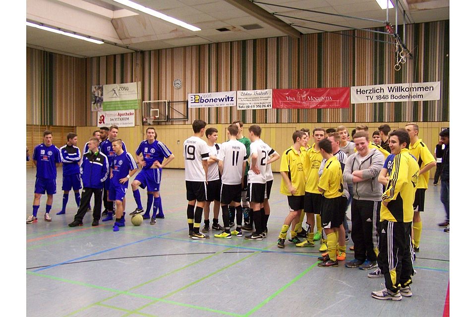 Die Teams aus Gonsenheim, Bodenheim und Oppenheim (von links) bei der letztjährigen Siegerehrung des Hallenmasters. Die Oppenheimer in schwarz-gelb konnten das Turnier überraschend für sich entscheiden. (Bild: Imruck)