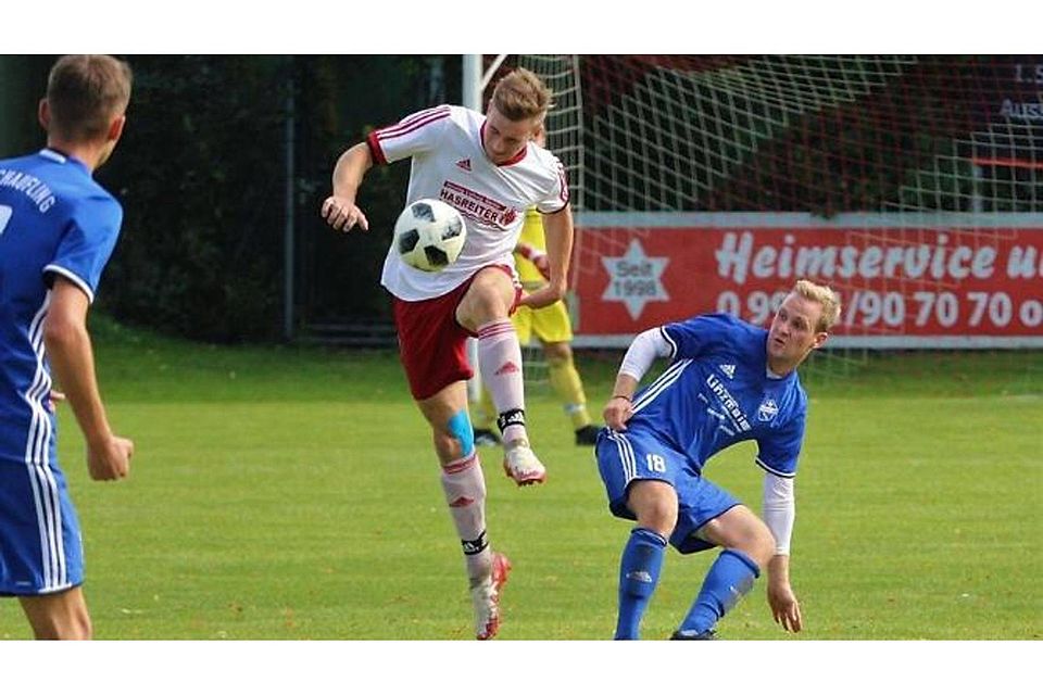 Der SV Otzing (in weiß) braucht im Nachbarduell gegen den TSV Natternberg unbedingt einen Dreier im Abstiegskampf. F: Rockinger