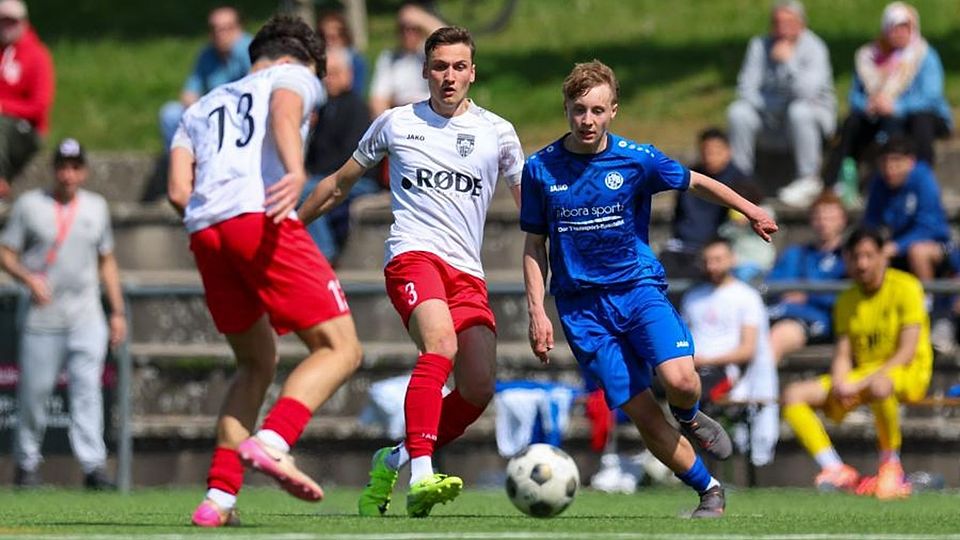 Youngster Oskar Lenk feiert mit der U23 von Biebrich 02 einen wichtigen Dreier gegen die Spvgg. Eltville um Max Hauser (l.) und Ben Weygandt.	Foto: Jörg Halisch