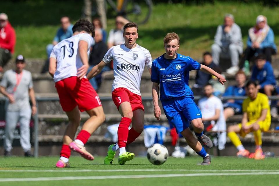 Youngster Oskar Lenk feiert mit der U23 von Biebrich 02 einen wichtigen Dreier gegen die Spvgg. Eltville um Max Hauser (l.) und Ben Weygandt.	Foto: Jörg Halisch