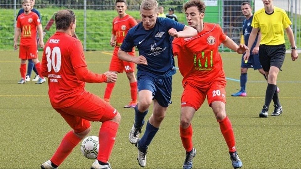 Die Neustädter (in Blau) setzten auf Schweriner Kunstrasen auf Konter. In dieser Szene versucht Steven Wagenhaus gegen zwei FCM-Verteidiger durchzusetzen.thomas willmann