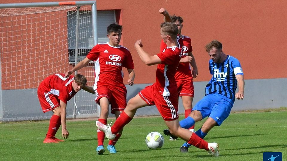 Nicolas Muth (blaues Trikot, hier beim Abschluss gegen die TSG Pfeddersheim II) traf gegen die SG Gundheim/Westhofen II doppelt.  
