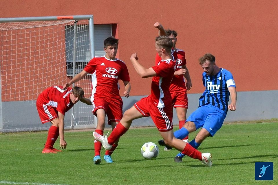 Nicolas Muth (blaues Trikot, hier beim Abschluss gegen die TSG Pfeddersheim II) traf gegen die SG Gundheim/Westhofen II doppelt.  