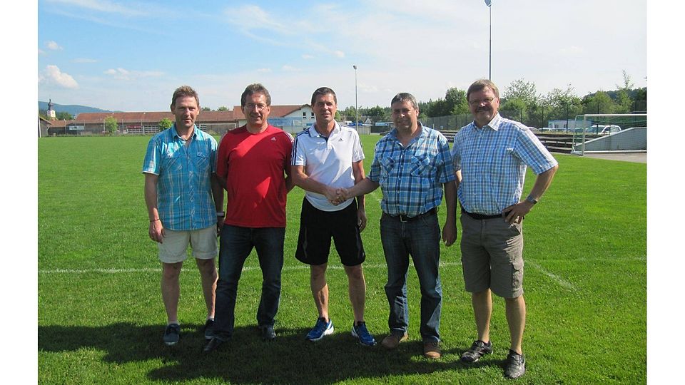 Gerhard Schartner (Bildmitte) wird neuer Trainer beim SV Röhrnbach  Foto: SVR
