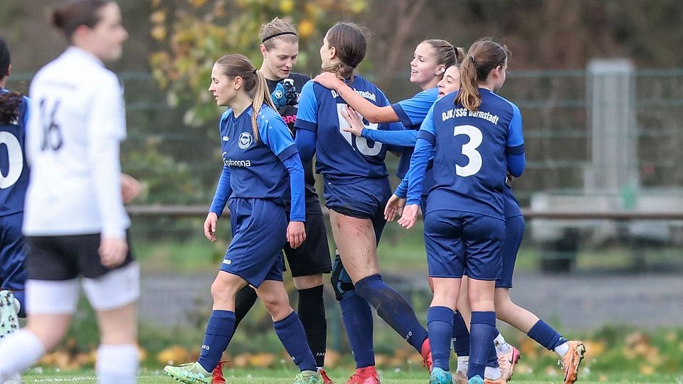Die Spielerinnen der DJK SSG Darmstadt feiern Vanessa Mrsic nach einem wichtigen Takling.
