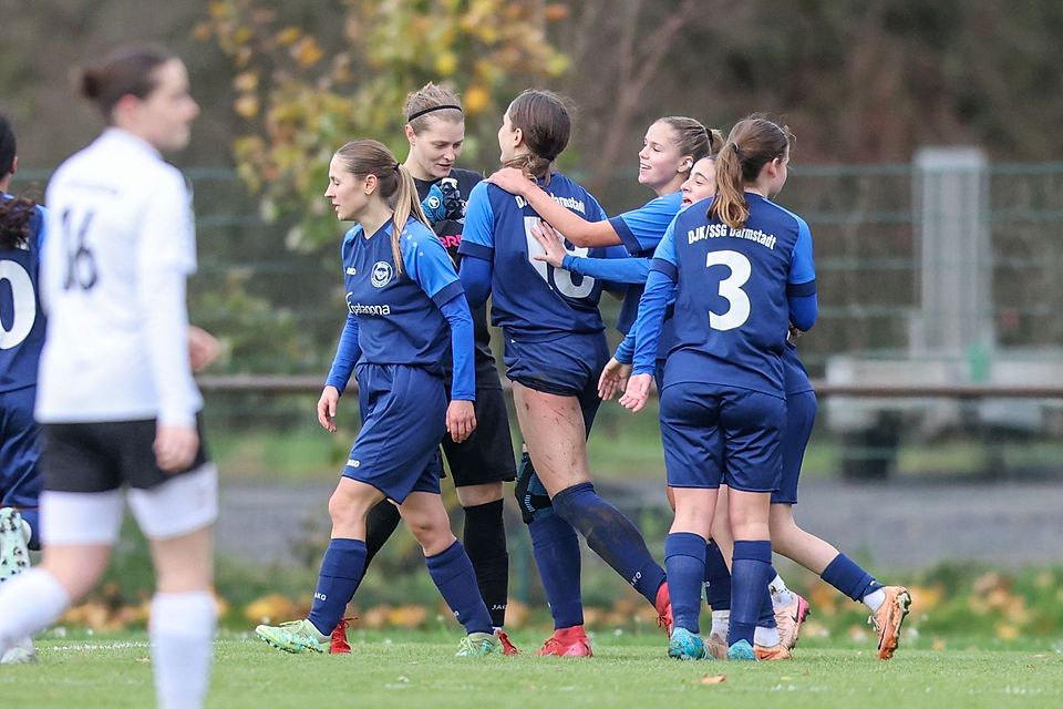 Die Spielerinnen der DJK SSG Darmstadt feiern Vanessa Mrsic nach einem wichtigen Takling.