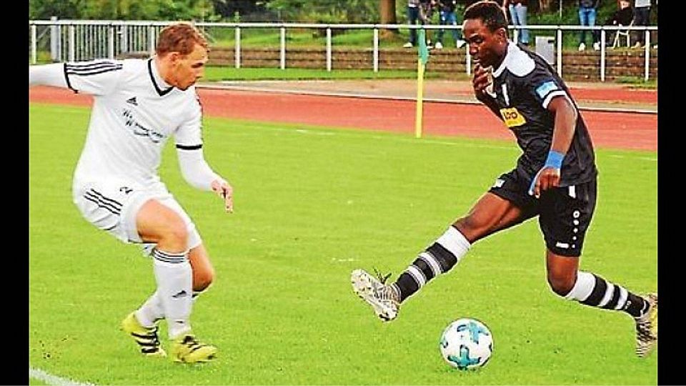 Benny Boungou (rechts) versucht hier, Richard Sikut vom TuS Sulingen auszutricksen. Gelingt dies dem BV Cloppenburg bei Arminia Hannover an diesem Sonntag? Bodo Tarow