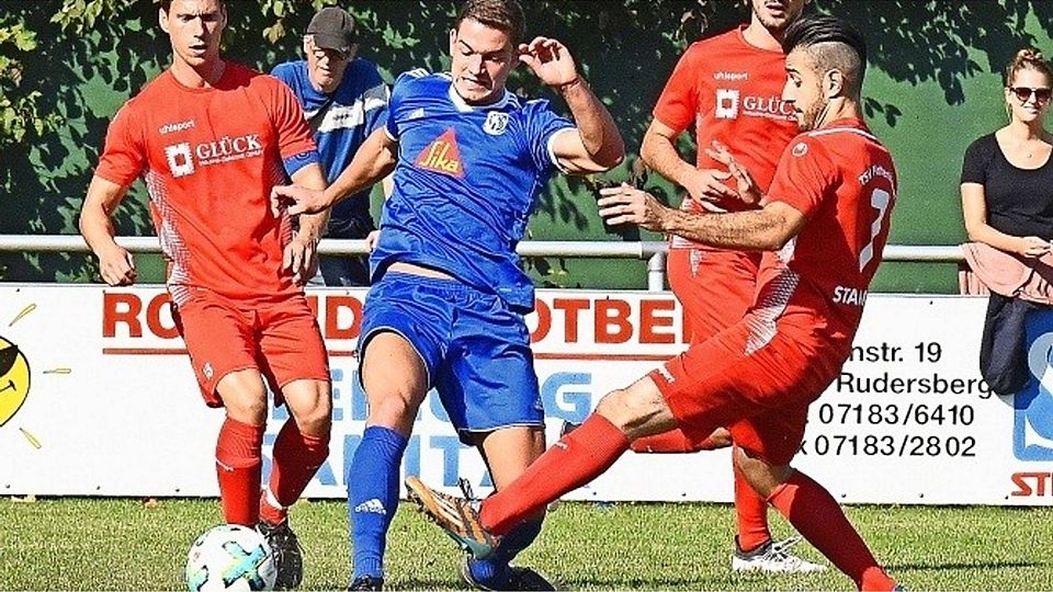 Christian Schwalb (Mitte) legte im Spiel beim SV Vaihingen mit seinem Tor zum 1:0 den Grundstein für den achten Saisonsieg des Spitzenreiters SC Stammheim. Foto: Günter Bergmann