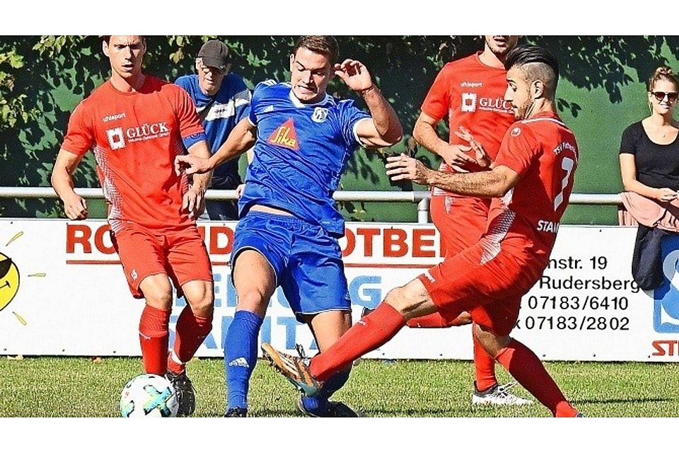 Christian Schwalb (Mitte) legte im Spiel beim SV Vaihingen mit seinem Tor zum 1:0 den Grundstein für den achten Saisonsieg des Spitzenreiters SC Stammheim. Foto: Günter Bergmann