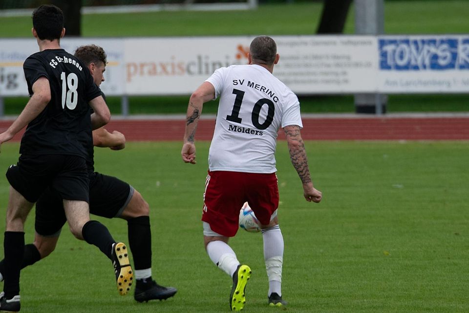 Sascha Mölders feiert sein Spieler-Debüt für den SV Mering II im Trikot seines Sohns. Sascha Mölders feiert sein Spieler-Debüt für den SV Mering II im Trikot seines Sohns.