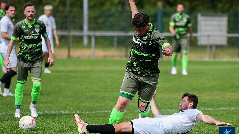 TuS Roxheim (grüne Trikots) kam an der SG Eintracht Bad Kreuznach II (in weiß) nicht vorbei und muss nun auf zweifache fremde Schützenhilfe hoffen, um noch die Klasse zu halten. 