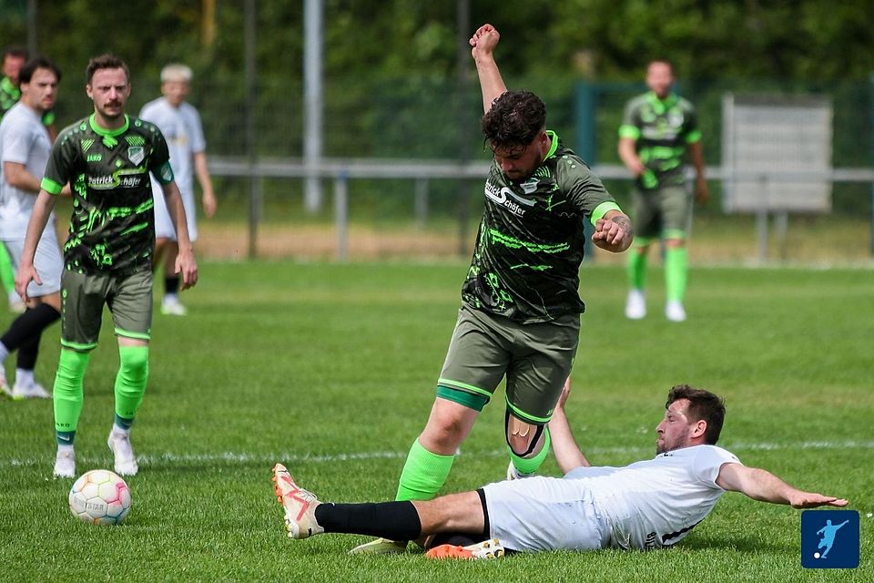 TuS Roxheim (grüne Trikots) kam an der SG Eintracht Bad Kreuznach II (in weiß) nicht vorbei und muss nun auf zweifache fremde Schützenhilfe hoffen, um noch die Klasse zu halten. 