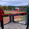 Der ehemalige Trainer Jan Mutschler übergibt dem neuen Trainer Thorsten Beck den Vereinsschal.