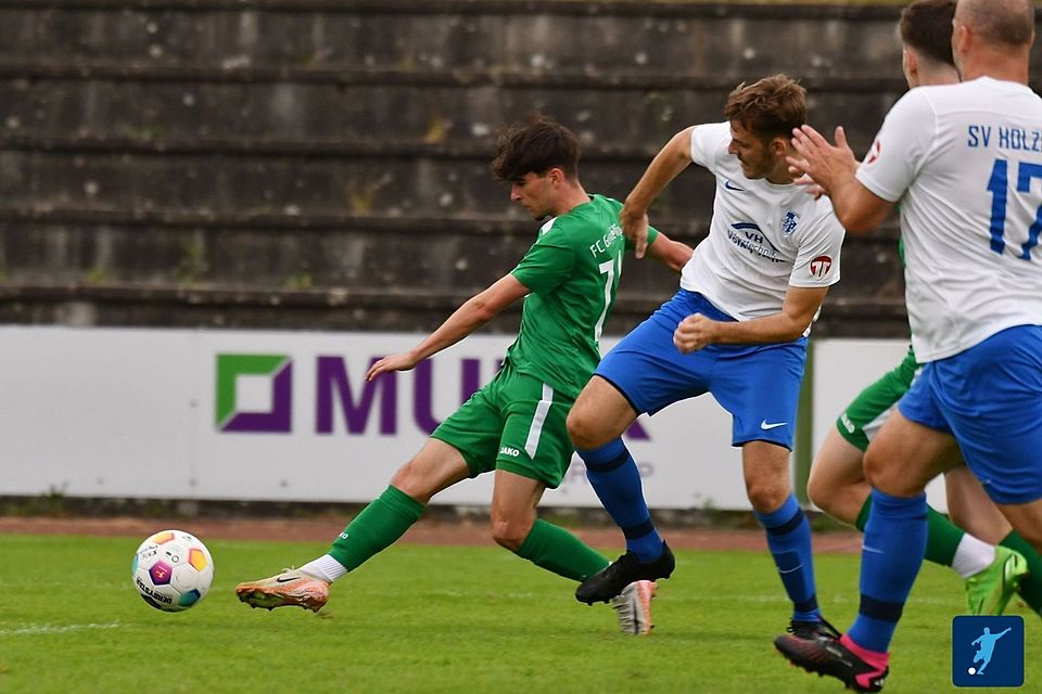 Luca Nelkner (links) war zu schnell für die Holzheimer Defensive und erzielte das 3:0 für die U23 des FC Gundelfingen.