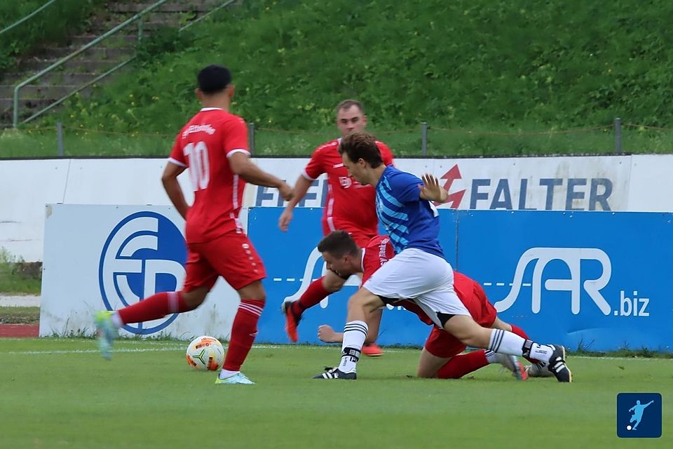 1:1 trennten sich der FC Dingolfing II und der SV Ettenkofen (in rot). 