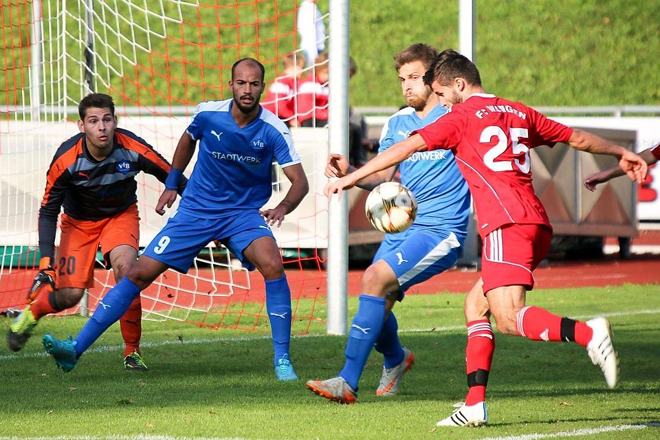 Burak Altas (Nummer 25) kam zu Beginn der zweiten Halbzeit ins Spiel und brachte dem FC Wangen noch den Ausgleich gegen den VfB Friedrichshafen. Josef Kopf