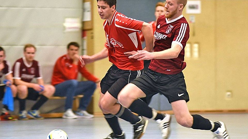 Halbfinale beim Vorrunden-Hallenmasters in Monheim: Timo Kotter (rechts) setzt sich in diesem Zweikampf durch. Am Ende erzielte er das „goldene Tor“ für die Gastgeber, die damit das Ticket fürs Finale in Nördlingen lösten.  Foto: Szilvia Izsó