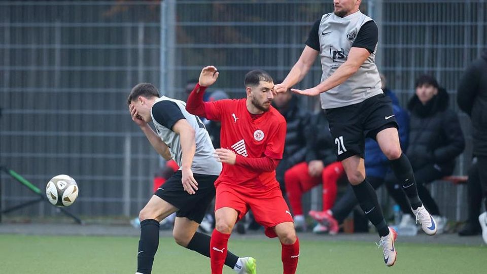 Mit RW Hadamar auf Hessenliga-Kurs: Spielertrainer Maurice Burkhardt (r., in der Mitte Alim Göcek vom Türkischen SV, daneben Burkhardts Teamgefährte Raoul Petak) kommt am Sonntag als Tabellenführer zum SV Wiesbaden.	Archivfoto: Frank Heinen